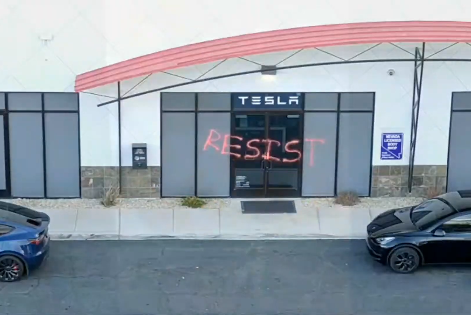 Terorisme terhadap Tesla: Mobil dan Pusat Perbaikan Terbakar di AS