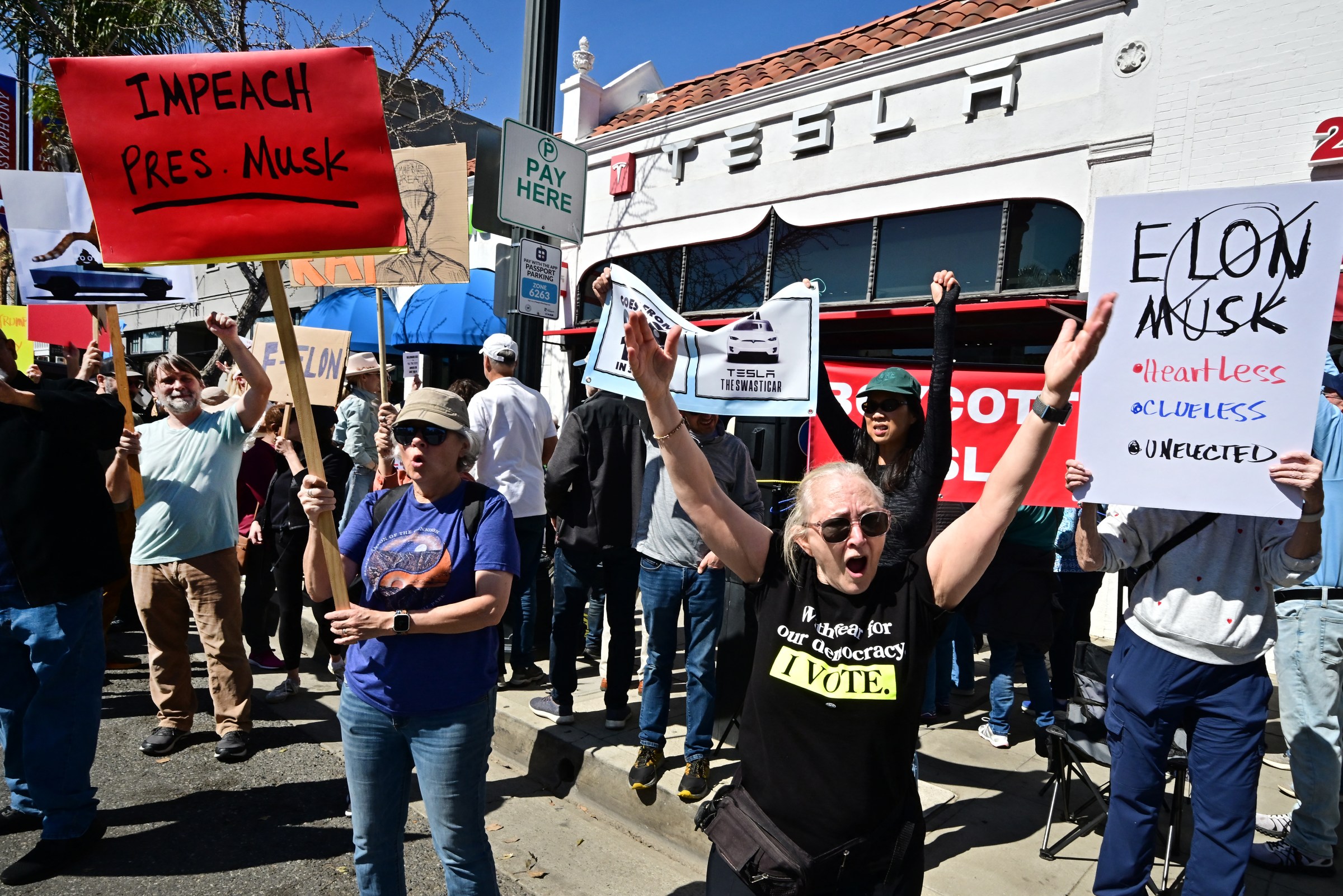 500 Aksi Unjuk Rasa Dunia Menentang Elon Musk dan Kejatuhan Saham Tesla