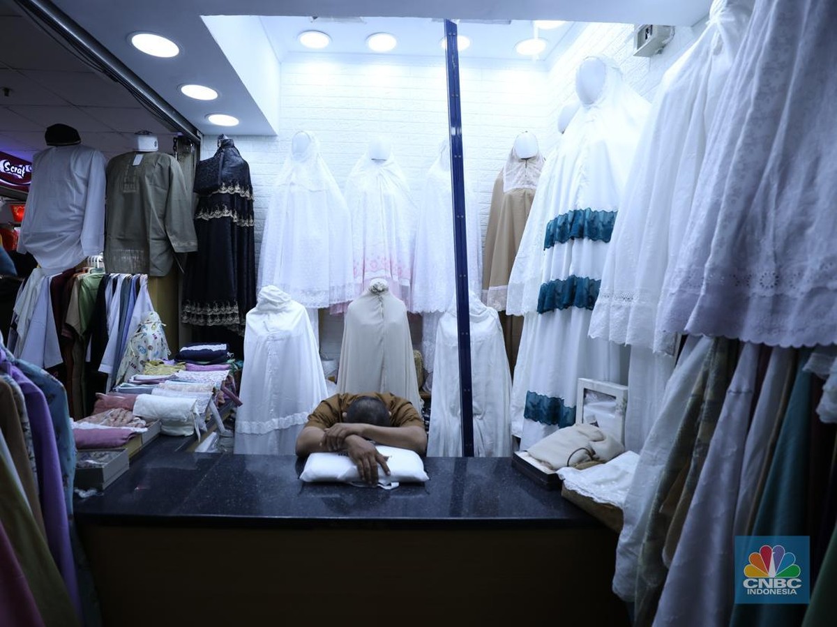 Sepi Pengunjung Pasar Tanah Abang Jelang Lebaran, Pedagang Beralih ke Digital