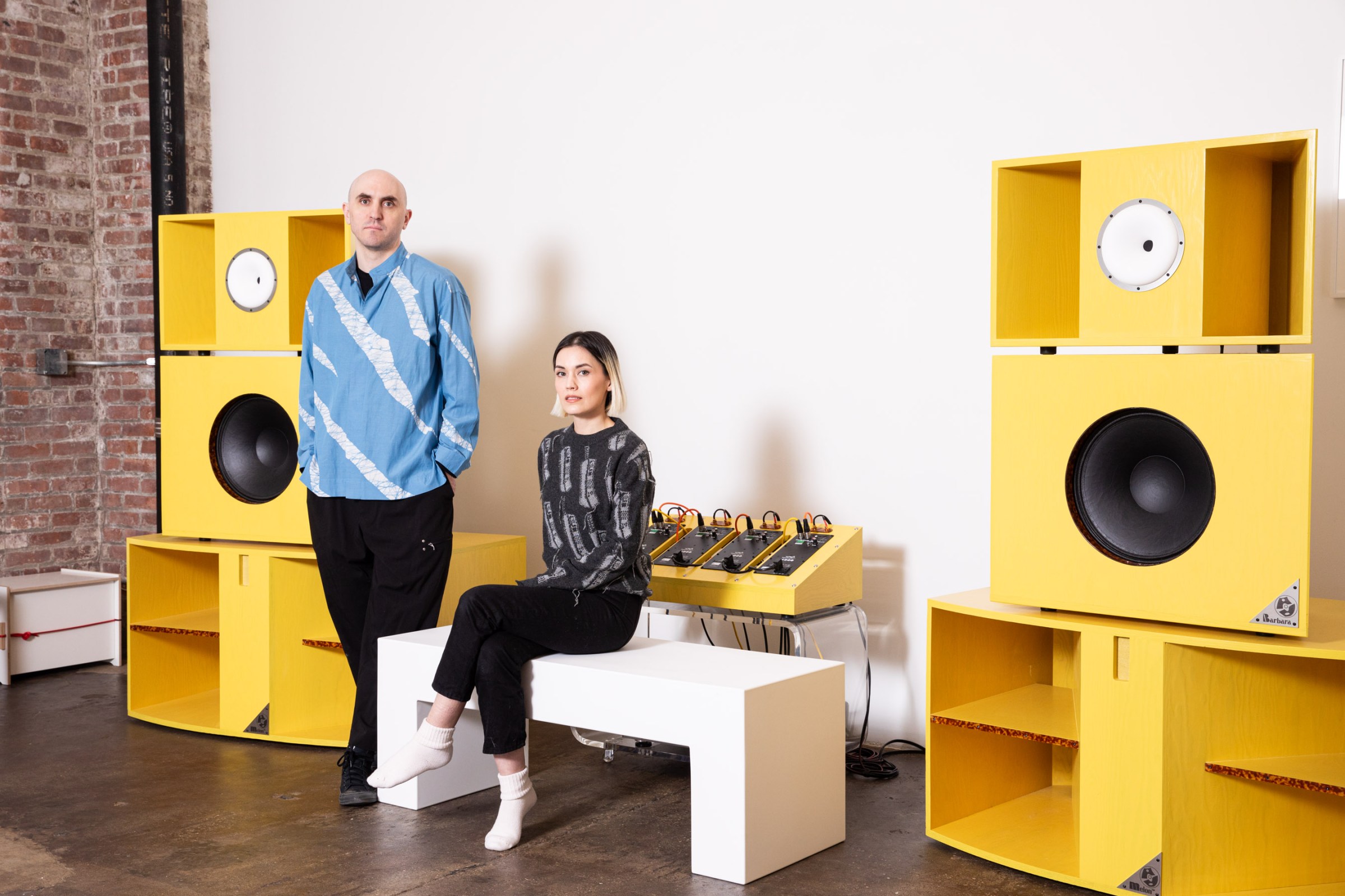 Pasangan Kreatif Brooklyn Menggabungkan Seni, Teknologi, dan Desain Suara Tanpa Smart Home