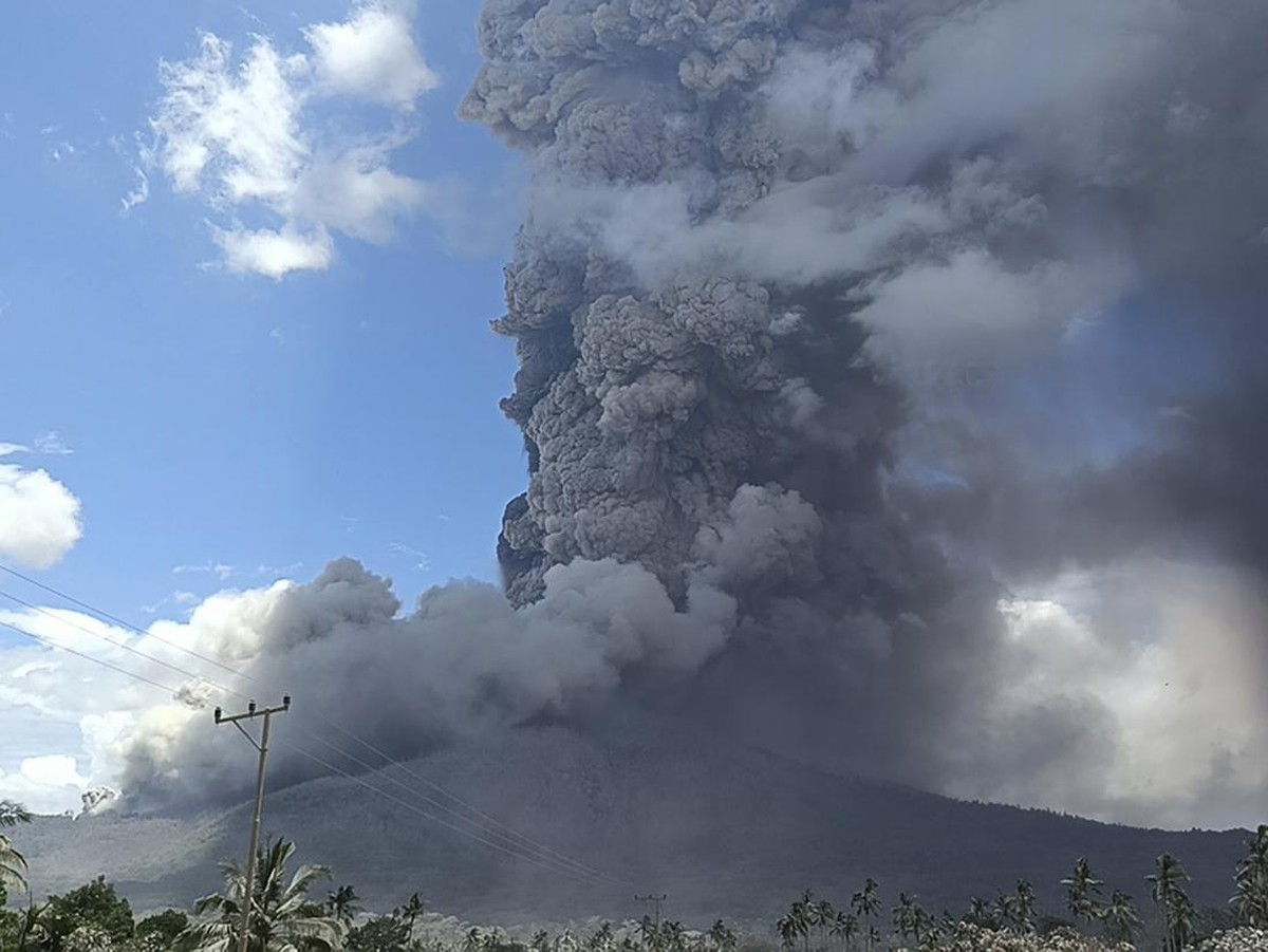 Gunung Lewotobi Laki-laki Naik Status Waspada, Masyarakat Diminta Waspada