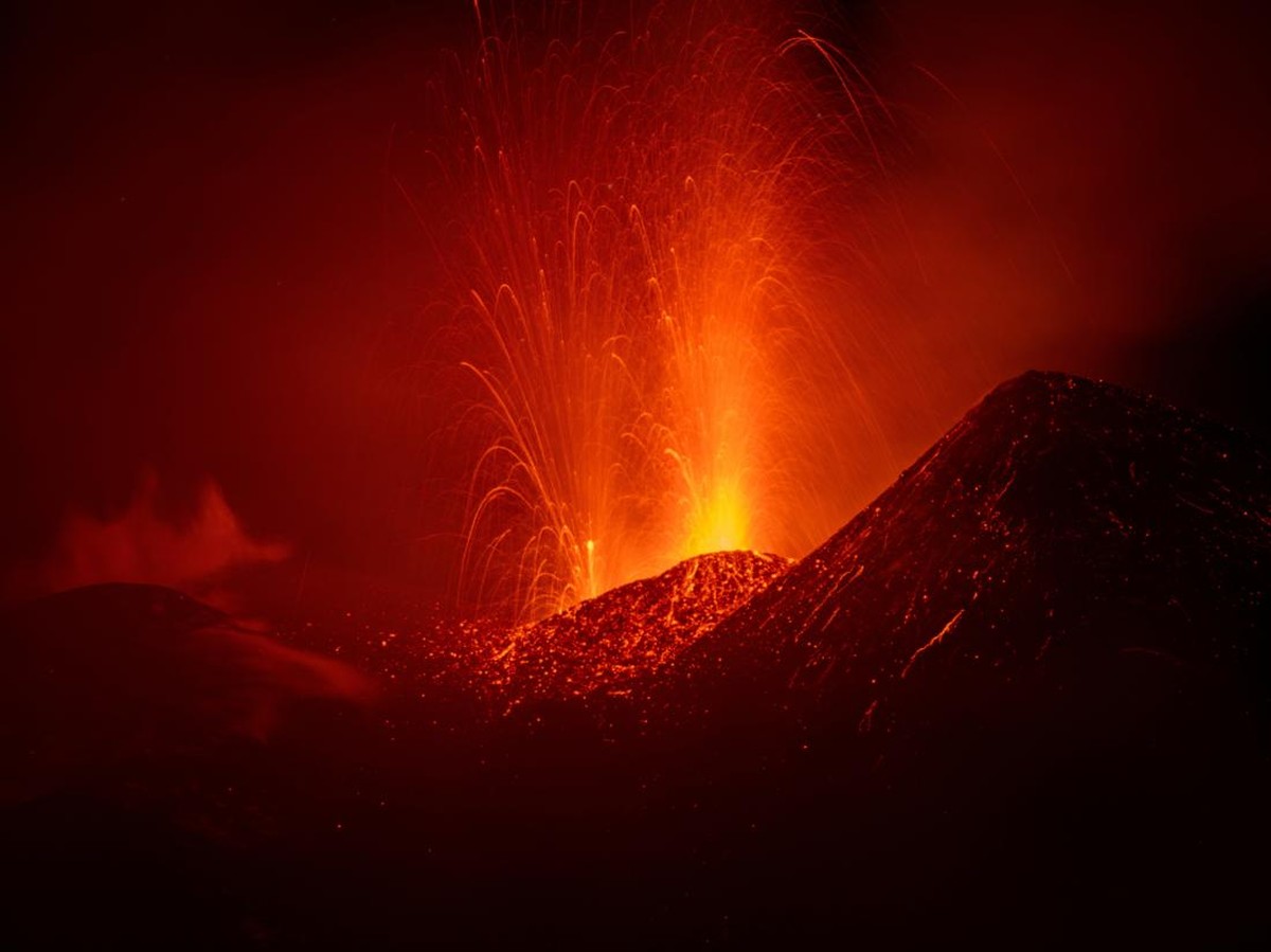 Gunung Etna Mengeluarkan Lahar dan Abu, Aktivitas Vulkanik Meningkat