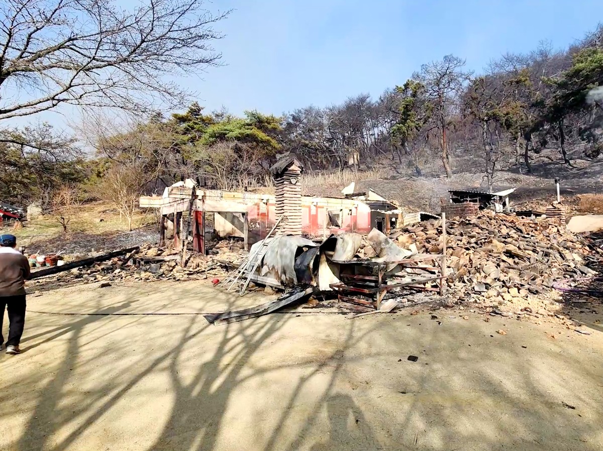Kebakaran Hutan Membakar Kuil Bersejarah Unramsa di Korea Selatan