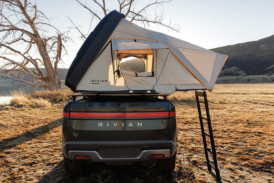 Rivian dan iKamper Luncurkan Tenda Skycamp Mini Khusus untuk Truk Listrik R1T