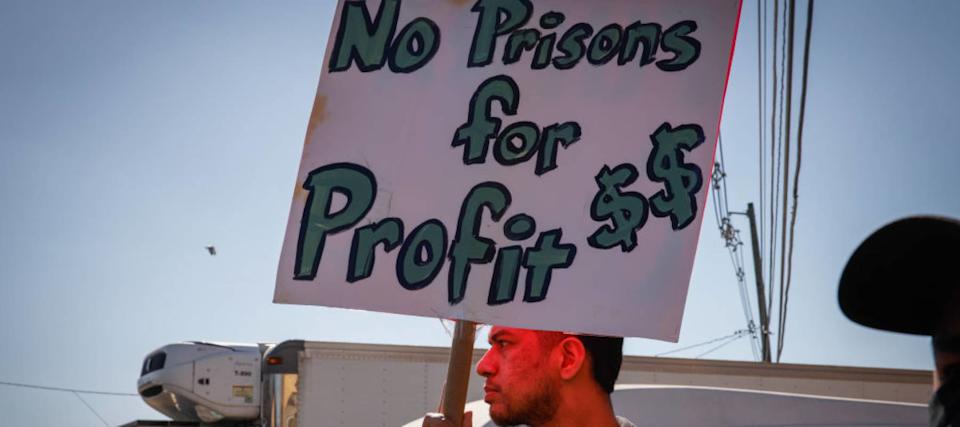 Bagaimana Deportasi Massal Menguntungkan Perusahaan Penjara Swasta di AS