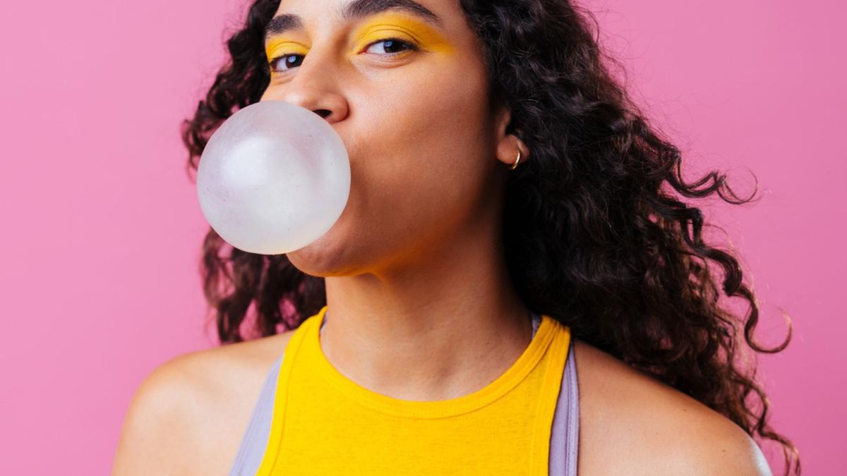 Kunyah Permen Karet, Kamu Bisa Terpapar Ribuan Partikel Mikroplastik Setiap Hari