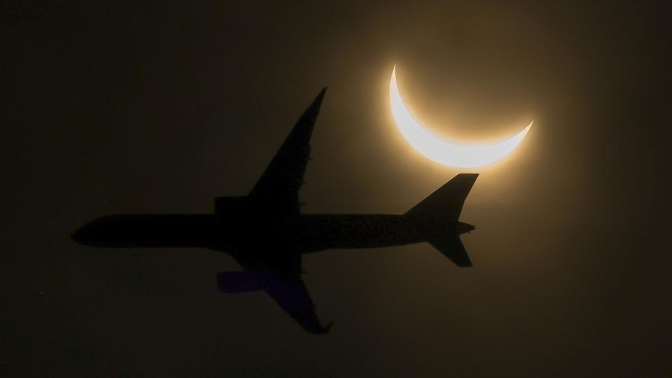 Gerhana Matahari Parsial Langka Terjadi Saat Matahari Terbit di Maret 2025