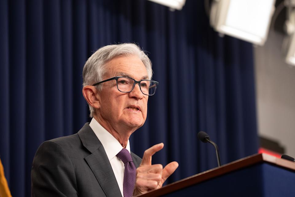 Pasar Saham Tertekan Pengaruh Tarif Trump dan Proyeksi The Fed 2025