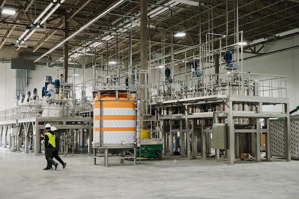 Manufaktur AS Terpuruk Akibat Tarif dan Biaya yang Meningkat, Sektor Jasa Terganggu