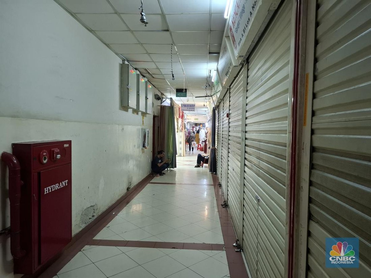 Pasar Tanah Abang Ramai dan Sepi Bergantian Jelang Lebaran 2025