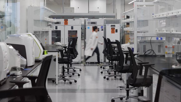 Pemotongan Dana Riset Trump Buat Ilmuwan AS Ragu dan Berniat Pindah