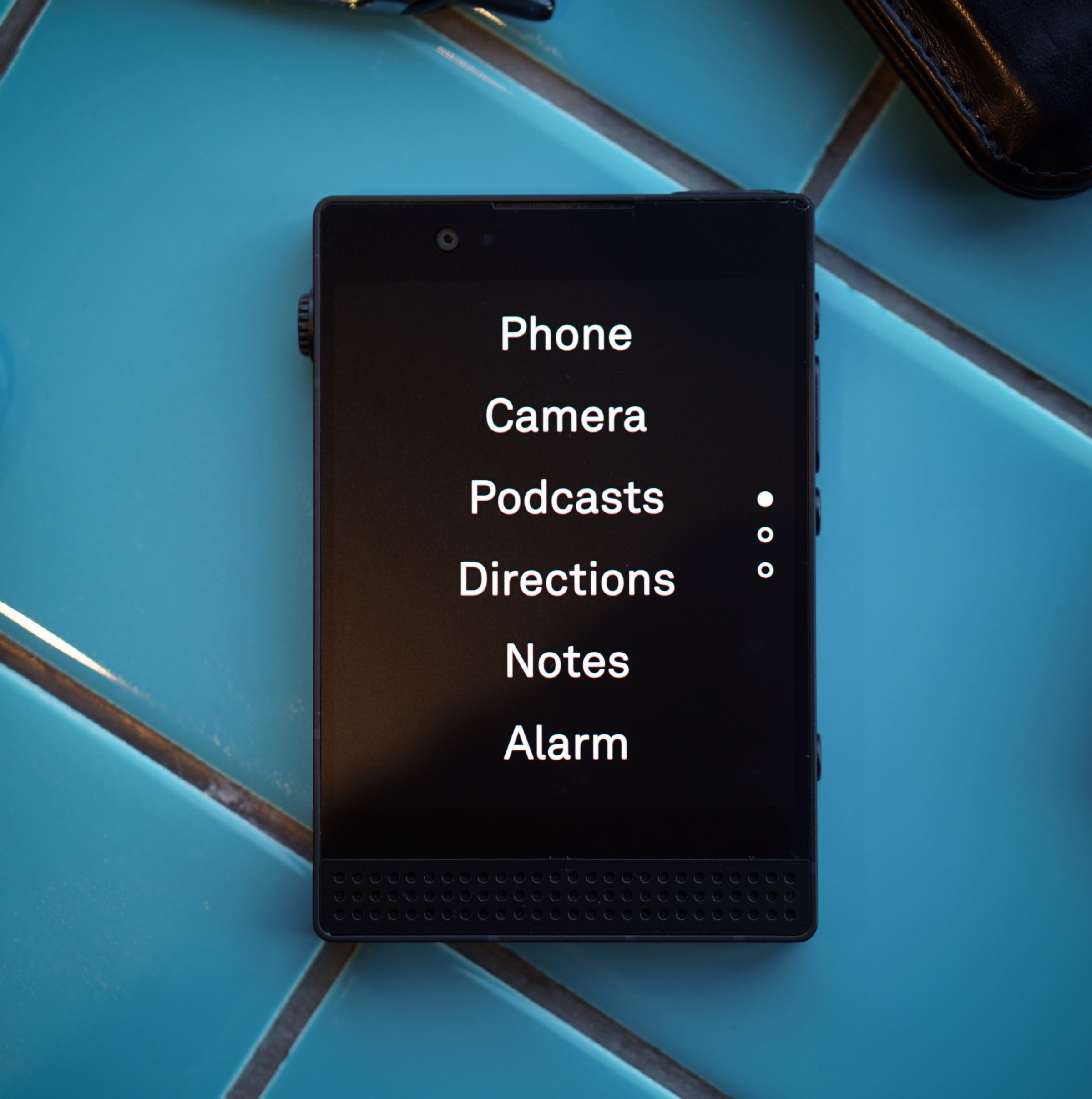 Light Phone III: Smartphone Minimalis dengan Fitur Esensial untuk Hidup Lebih Sederhana