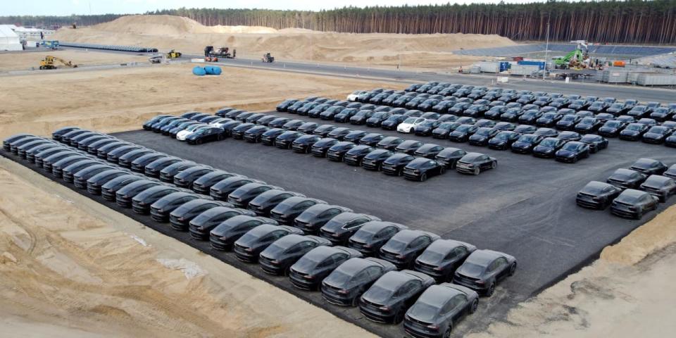 Tarif Mobil Baru Trump Bikin Saham Tesla Naik Meski Sektor Otomotif Lesu