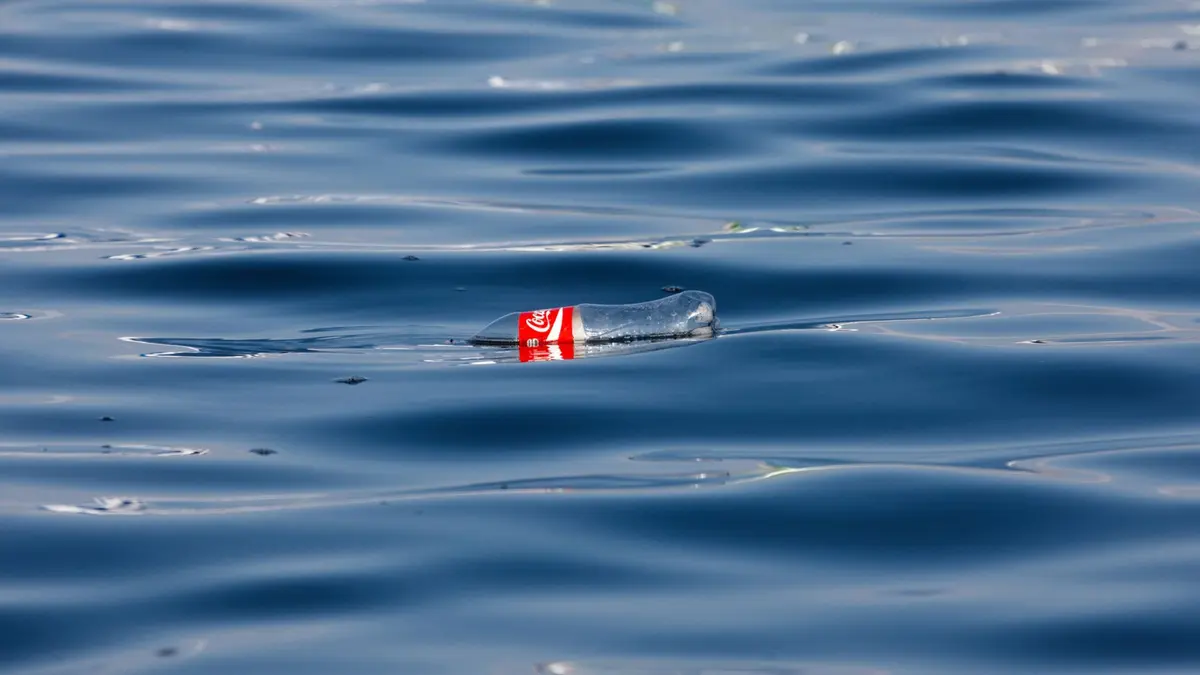 Coca-Cola Terancam Gunakan 9,1 Miliar Pound Plastik Tahun 2030, Bahaya Lautan!