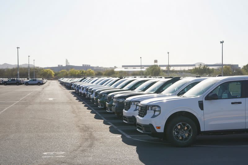 Trump Terapkan Tarif 25% untuk Mobil Impor, Ekonomi Global Tertekan