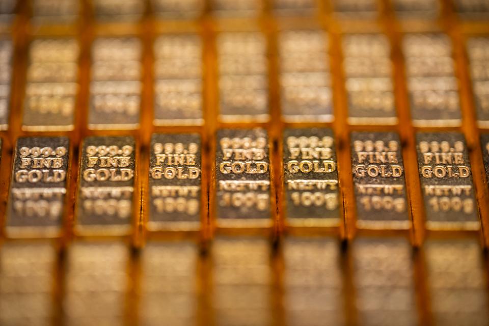 Harga Emas Capai Rekor Baru Didukung Ketegangan Perdagangan dan Pelemahan Dolar