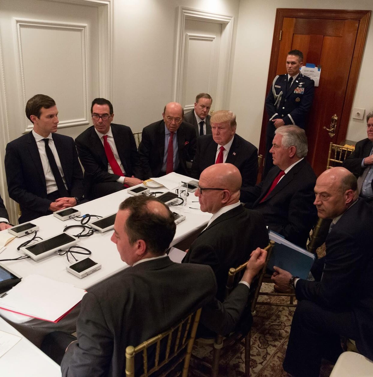 Bahaya Menggunakan Aplikasi Pesan Umum untuk Rencana Militer Rahasia Trump