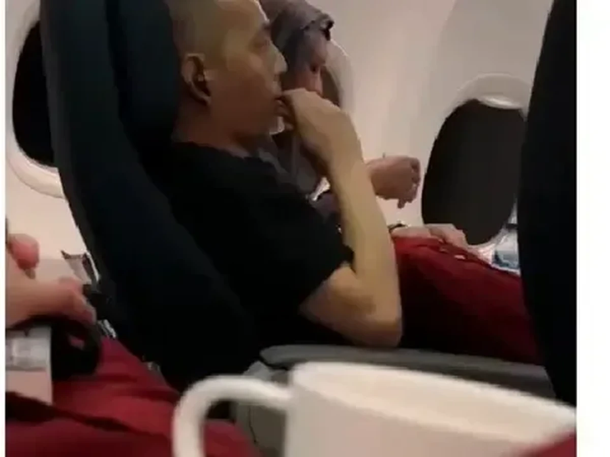 Garuda Indonesia Tegas Larang Penggunaan Rokok Elektrik di Pesawat