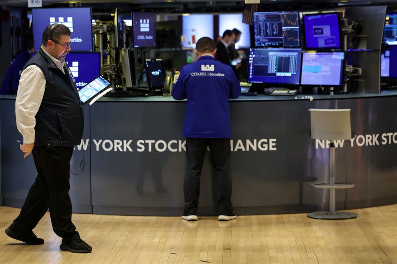 Ketidakpastian Tarif Trump Menekan Pasar Saham AS dan Risiko Resesi Meningkat