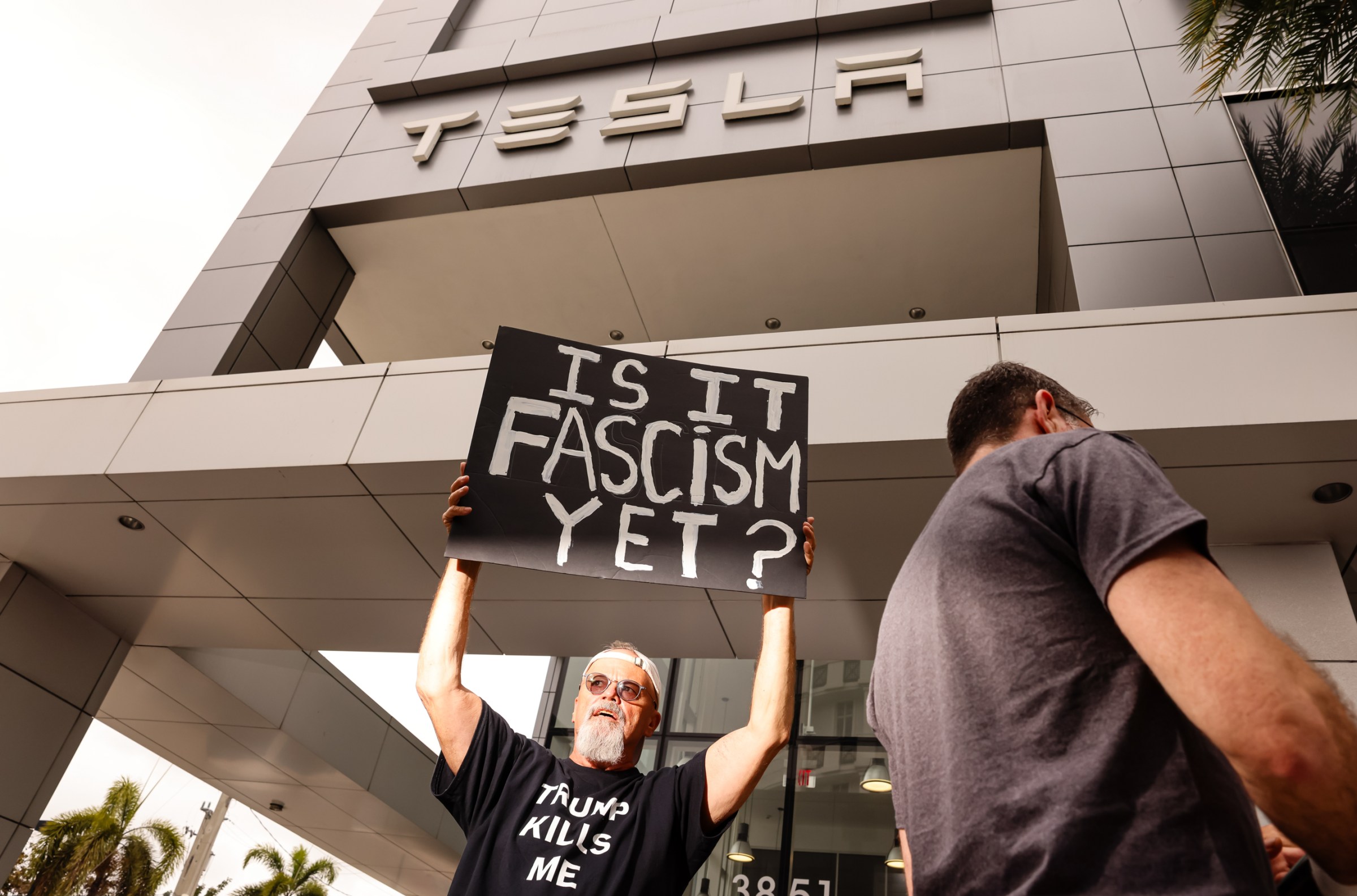 Penurunan Penjualan Tesla: Dampak Krisis dan Kontroversi Elon Musk di 2025