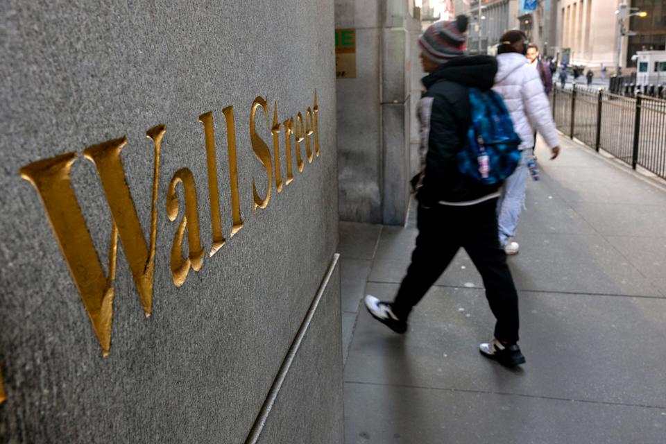 Pasar Saham AS Tertekan Tarif Trump dan Pertumbuhan Ekonomi Lambat 2025