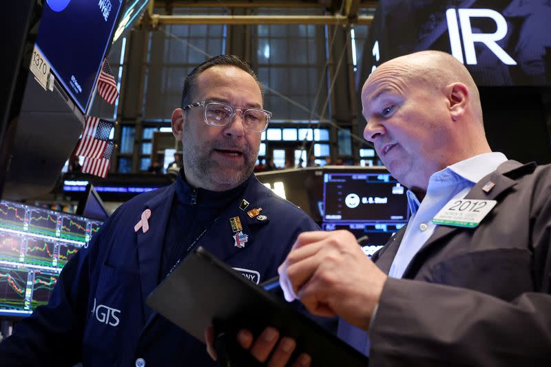 Pasar Saham AS Menguat Menunggu Pengumuman Tarif Besar dari Trump