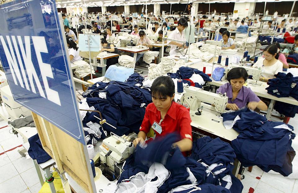 Dampak Tarif Trump: Saham Apparel dan Footwear Tertekan Berat