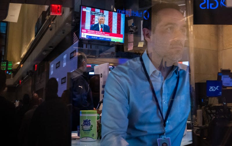 Pasar Saham Anjlok Besar Akibat Tarif Trump, Risiko Stagflasi Meningkat