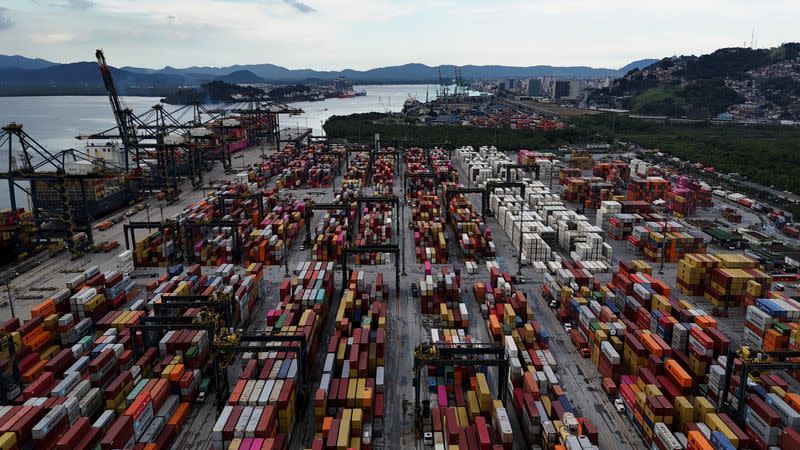 Dampak Tarif Tinggi Trump: Guncangan Pasar Global dan Risiko Ekonomi Dunia