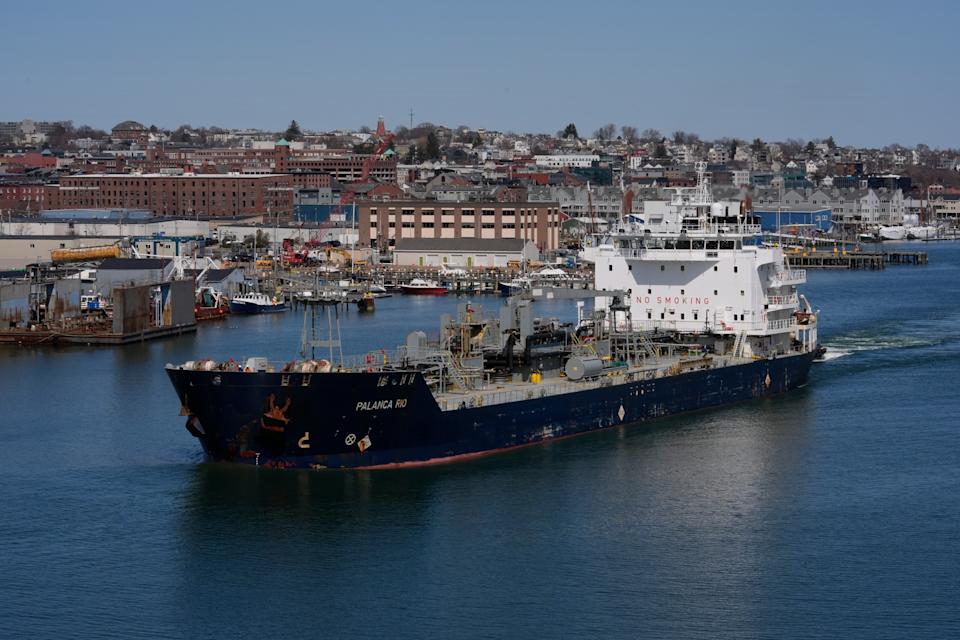 Harga Minyak Anjlok Akibat Perang Dagang AS-Tiongkok dan Lonjakan Produksi OPEC+