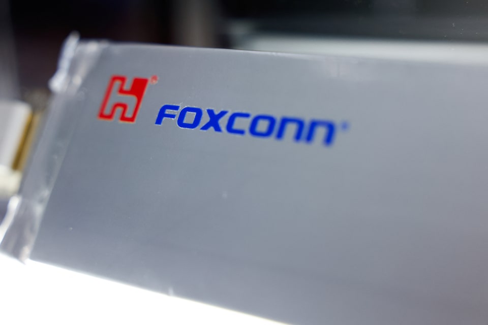 Pendapatan Foxconn Melonjak Berkat AI, Tapi Risiko Tarif dan Politik Mengintai