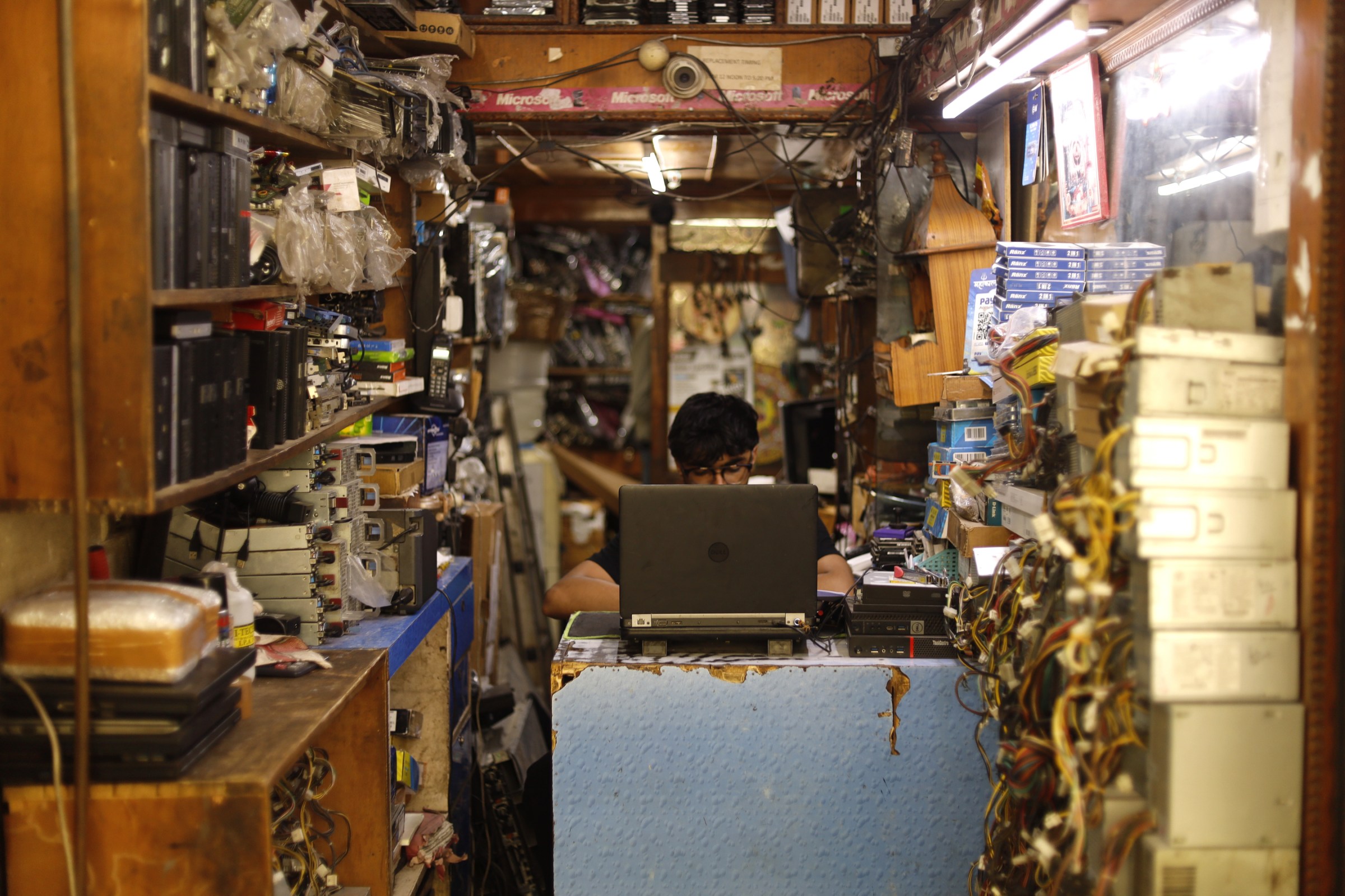 Perjuangan Teknisi India Memperbaiki Laptop Bekas untuk Menjembatani Kesenjangan Digital