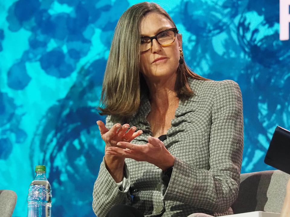 Cathie Wood Tambah Saham Coinbase Saat Harga Saham Turun Tajam