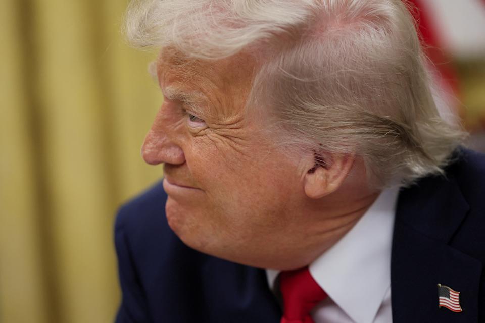 Pasar Saham Terpuruk Akibat Tarif Trump dan Ketidakpastian Perang Dagang