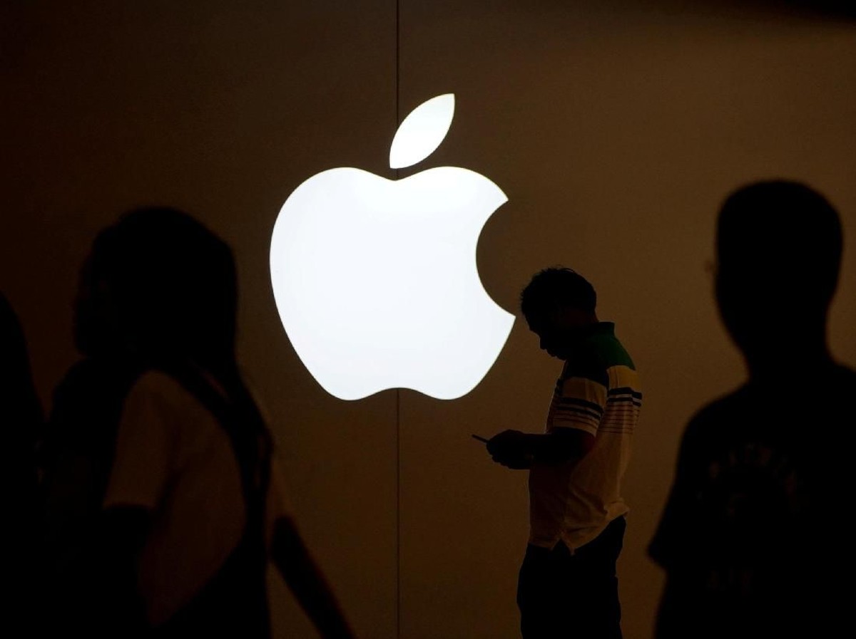 Tarif Trump Buat Harga iPhone Melonjak, Saham Apple dan Tesla Merosot