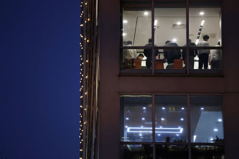 Perusahaan Besar China Terapkan Jam Pulang Wajib, Lawan Budaya Kerja '996'