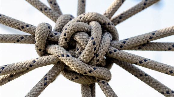 Komputer Kuantum Percepat Pemecahan Masalah Simpul Rumit dalam Matematika