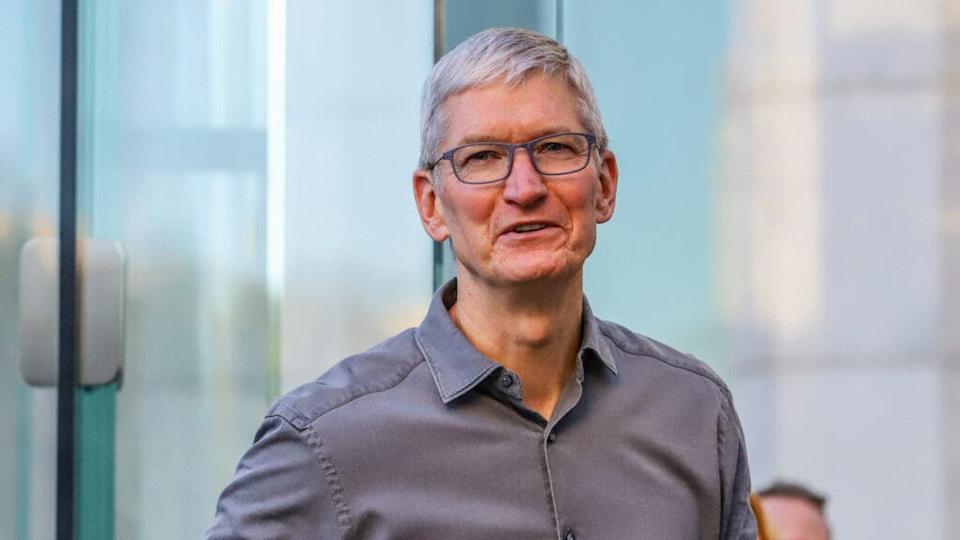 Saham Apple Anjlok Karena Tarif AS-Tiongkok, Tapi Hubungan Tim Cook Jadi Harapan
