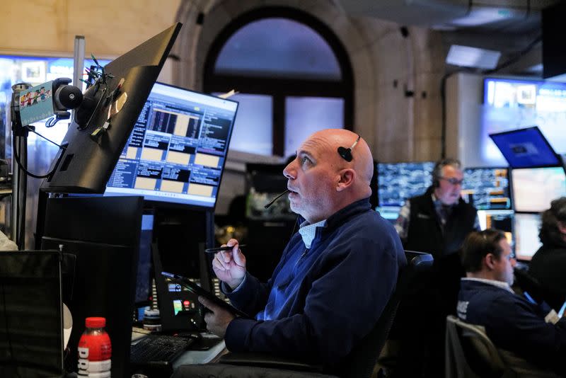 Pasar Saham Anjlok Setelah Kebijakan Tarif Trump Ciptakan Ketidakpastian Baru