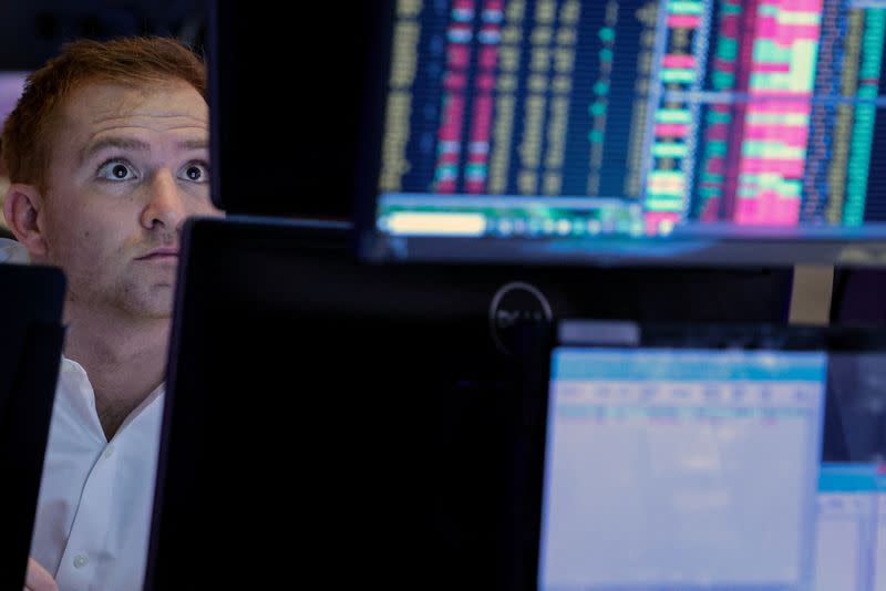 Perang Dagang AS-China Dorong Obligasi Naik, Dolar Turun, Emas Cetak Rekor