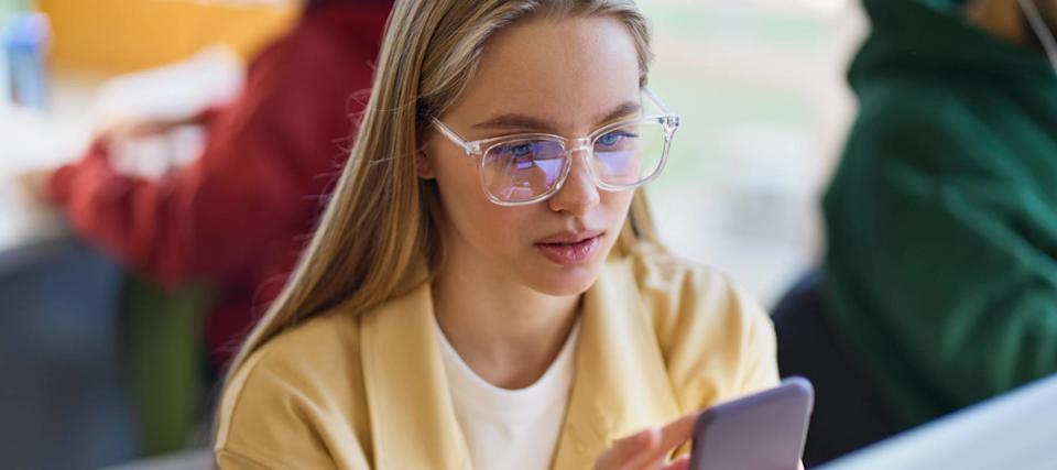 Lulusan Baru Hadapi Pasar Kerja Sulit, Ini Cara Bertahan dan Sukses