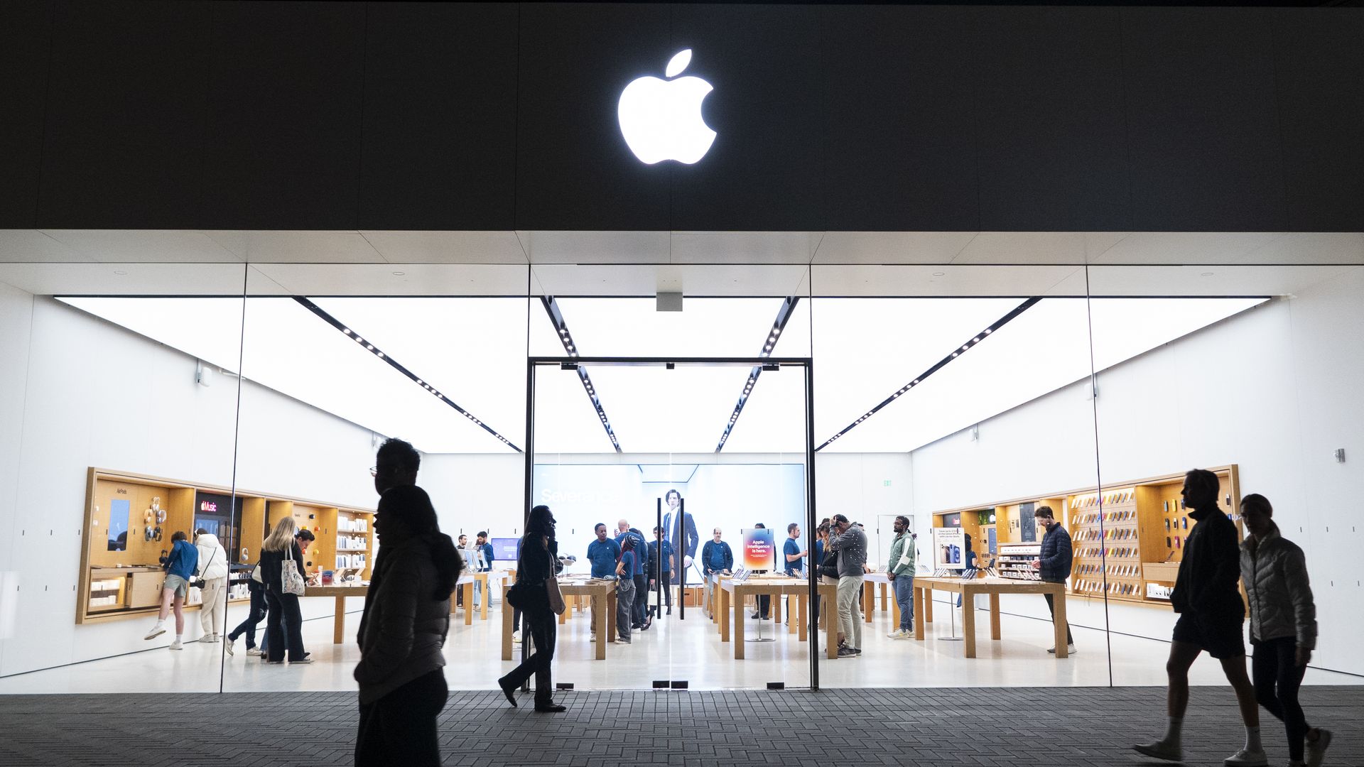 Tarif Impor 125% untuk Produk Elektronik China Dikecualikan, Harga Terjaga