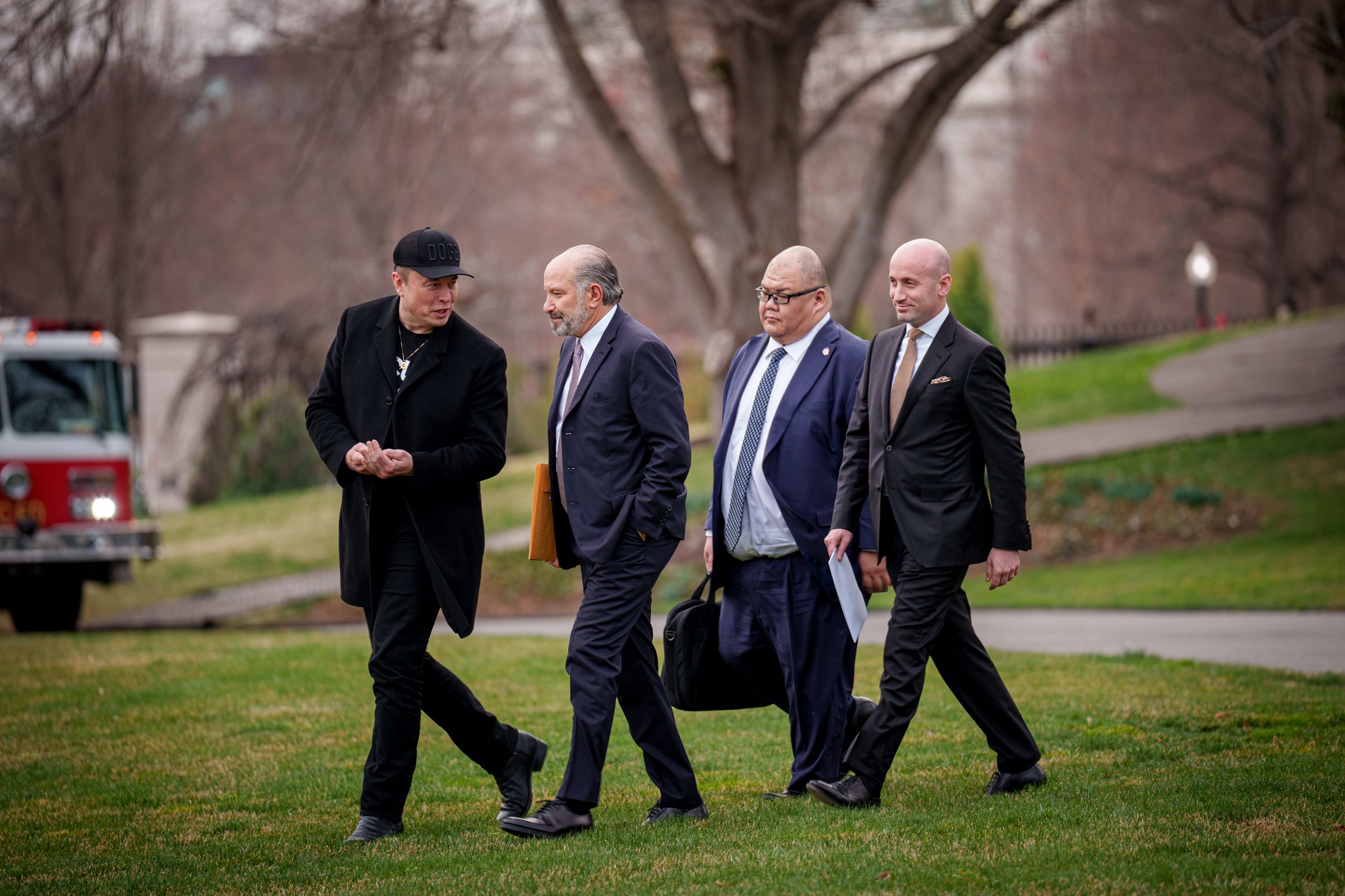 Risiko dan Tantangan Starlink di White House: Solusi Internet atau Masalah Keamanan?