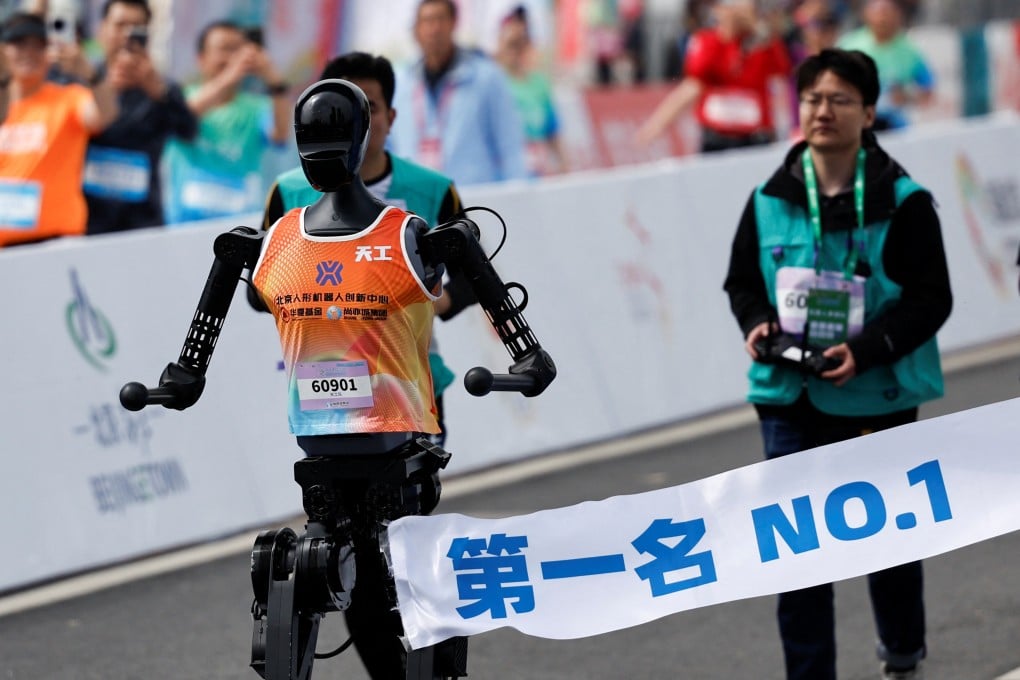 Robot Humanoid Berlomba Half-Marathon di Beijing untuk Uji AI dan Teknologi Tiongkok
