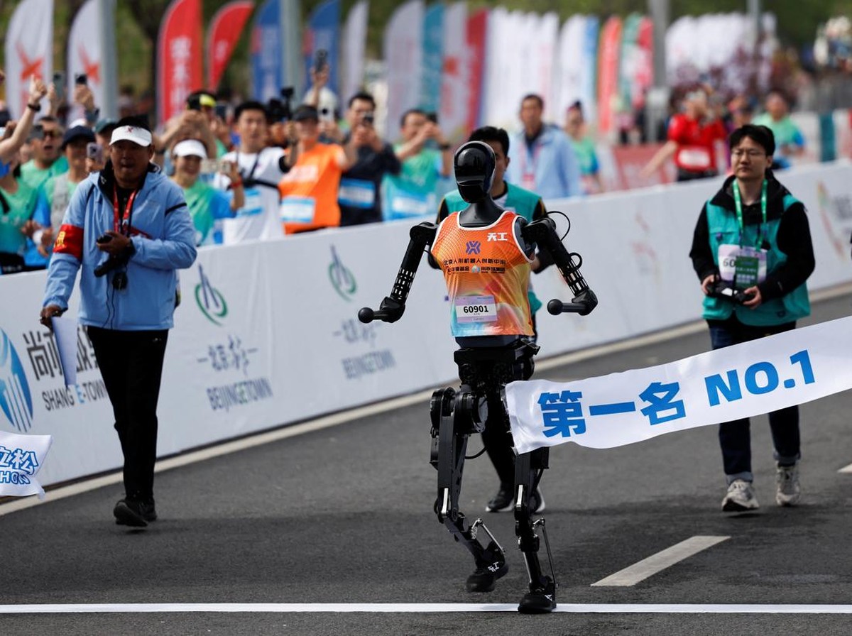 China Gelar Lomba Setengah Maraton Robot Humanoid Pertama di Dunia