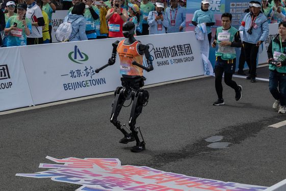 Robot Humanoid Berlomba Half-Marathon di Beijing, Tantangan Besar Teknologi Berlari