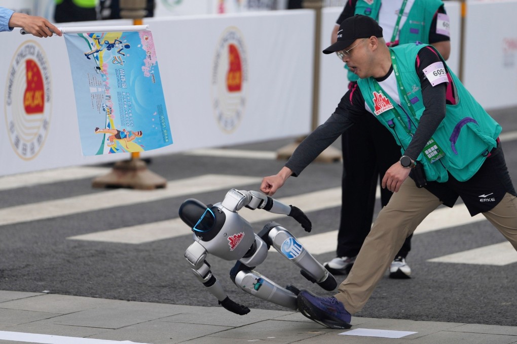 Robot Humanoid China Berlomba Setengah Maraton, Tantangan Besar Masih Menanti