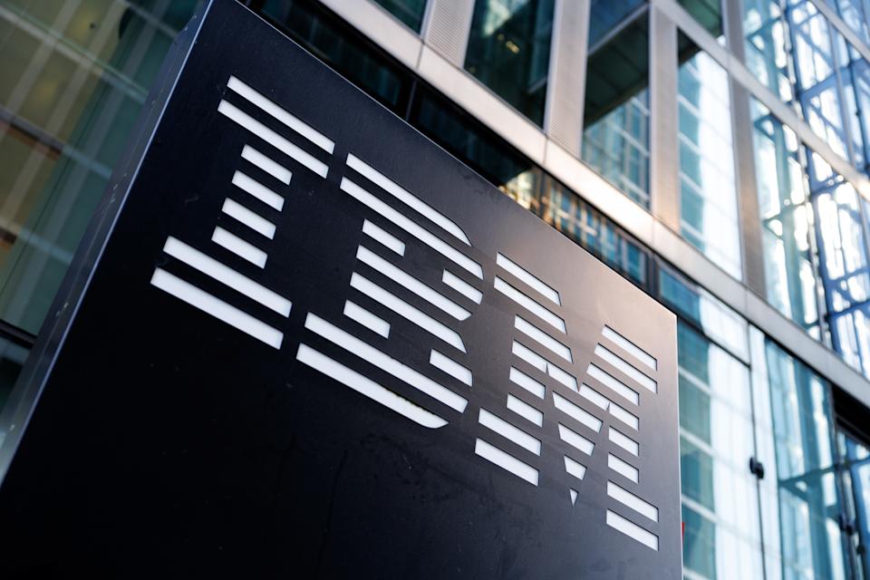 Dampak Pemotongan Kontrak Pemerintah Terhadap Saham IBM Meski Laba Tumbuh