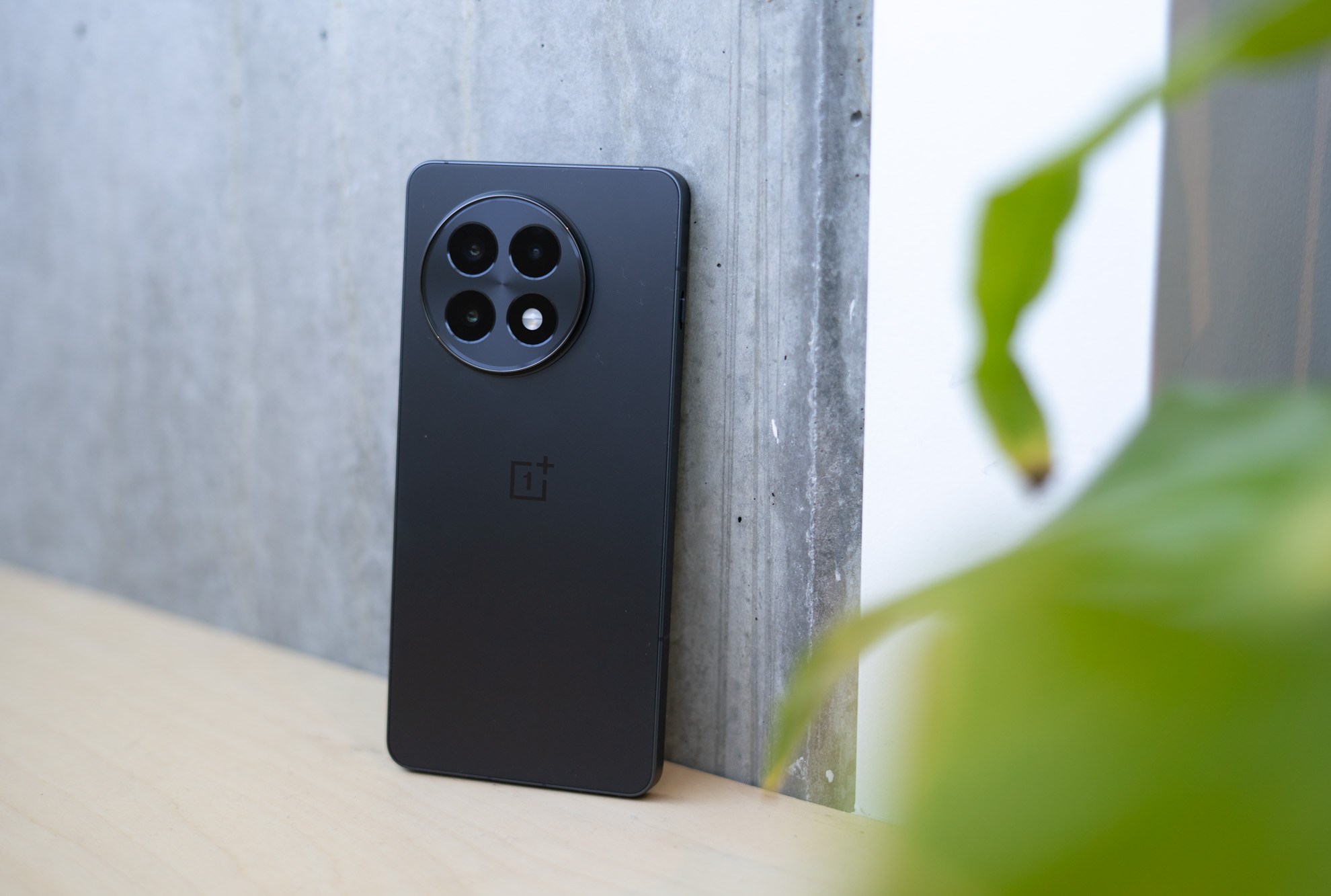 OnePlus 13R: Pilihan Tepat Untuk Baterai dan Layar, Tapi Kurang Fitur Penting