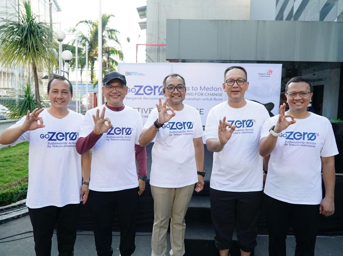Telkom Medan Ajak Karyawan Jalan Santai dan Bersih-Bersih Sampah Plastik